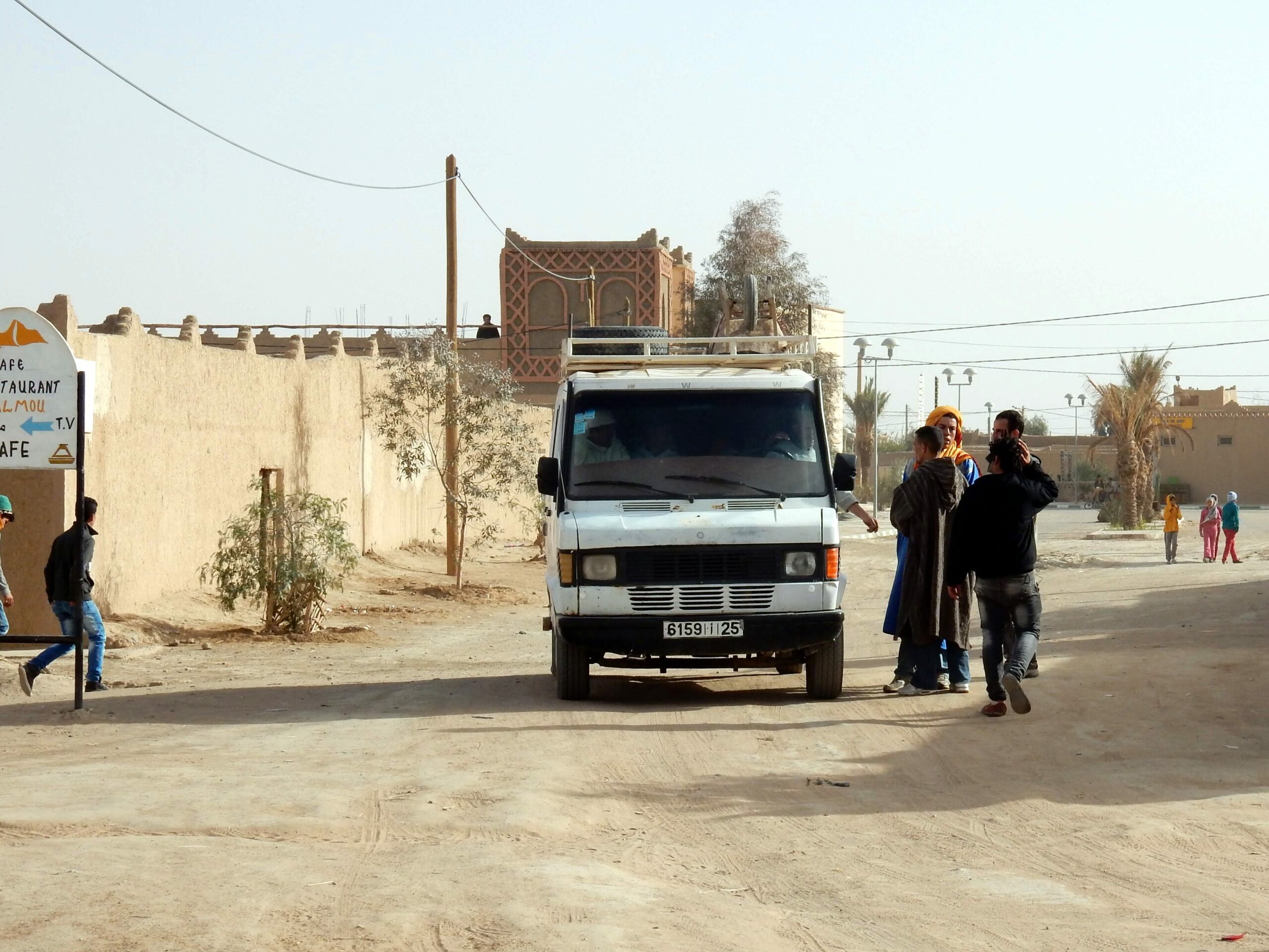 Dans les rue du village de Hassilabied, face aux dunes de l'erg Chebbi