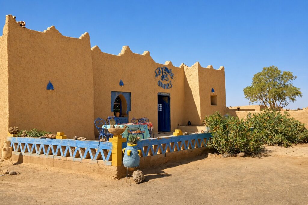 Façade de l'auberge La Vallée des Dunes à Hassilabied, près de Merzouga