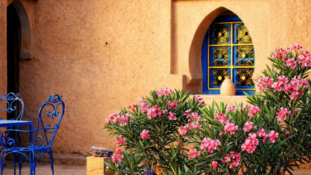 Façade et terrasse de l'auberge La Vallée des Dunes, dans le village de Hassilabied