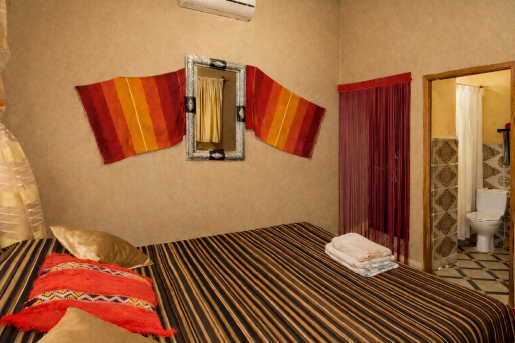 Chambre double climatisée avec salle de bain à l'auberge La Vallée des Dunes, dans le Sahara