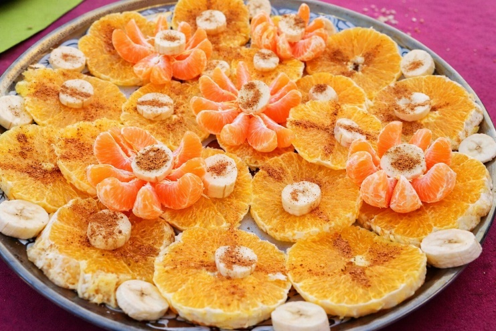 Oranges, bananes et cannelle, dessert traditionnel berbère servi au repas de l'auberge