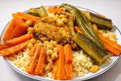 Couscous servi au dîner de La Vallée des Dunes à l'intérieur ou sur la terrasse