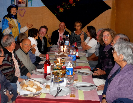 Repas de groupe à l'auberge La Vallée des Dunes face aux dunes de l'erg Chebbi