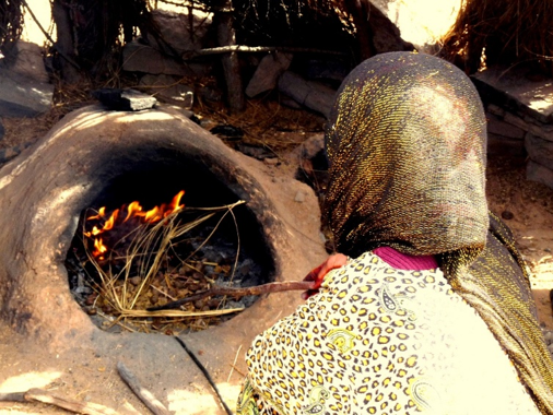 Cuisson du pain dans un four traditionnel à Hassilabied