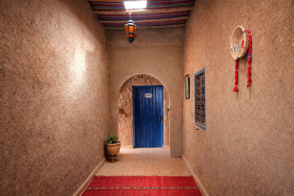 Le couloir desservant les chambres de l'auberge La Vallée des Dunes, tout en pisé, conserve la fraîcheur durant les chaudes journées d'été.