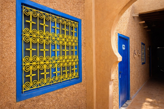 Dans le patio de l'auberge La Vallée des Dunes, la décoration est typiquement berbère