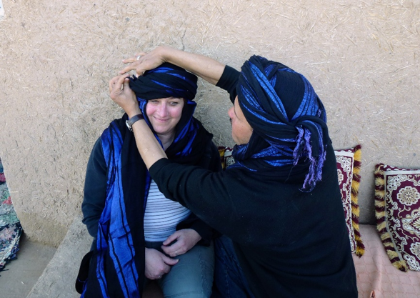 la mise en place du chèche est un rituel. Ali partage volontiers son savoir-faire avec les voyageurs qui séjournent à La Vallée des Dunes