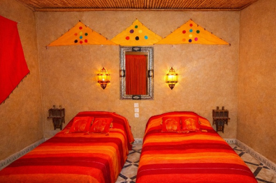 Chambre twin colorée climatisée pour un séjour reposant dans le désert