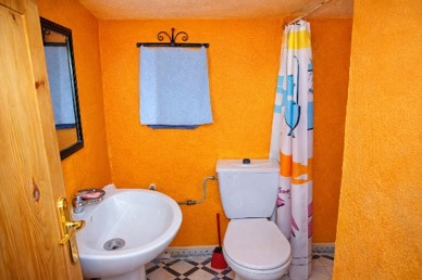 Salle de bain d'une chambre double climatisée dans l'auberge La vallée des Dunes