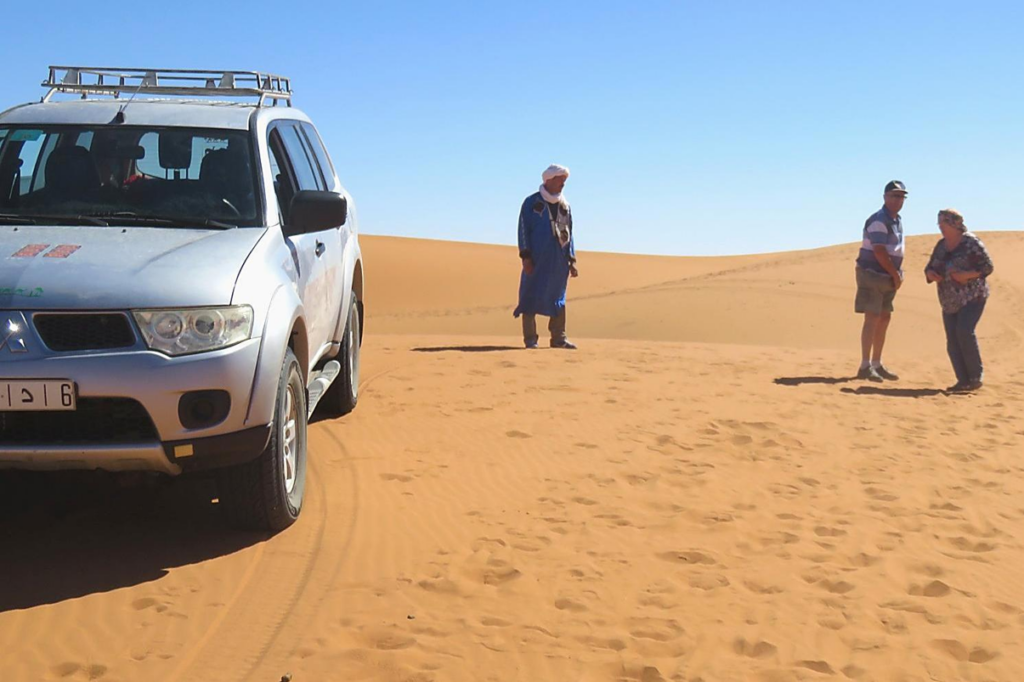 Promenade dans les dunes pendant un circuit en 4x4, dans les paysages désertiques du Sahara