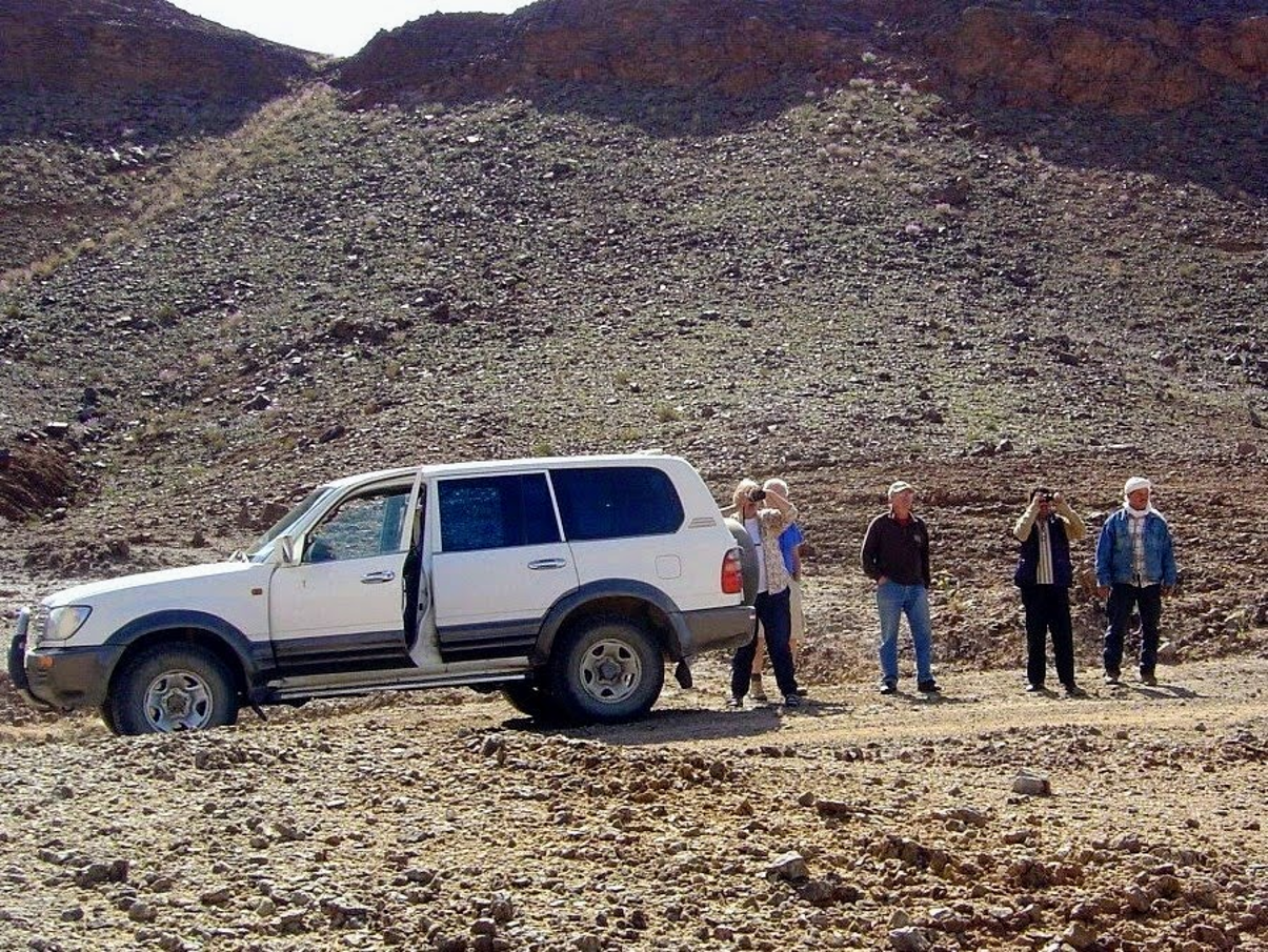 Dans le paysage minéral du reg, arrêt pendant un circuit d'une journée en 4x4, loin des dunes de l'erg Chebbi