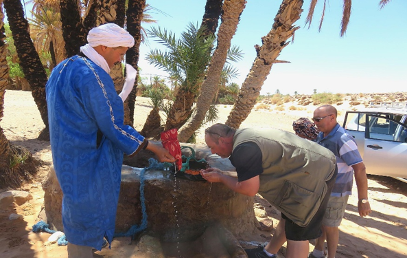 Arrêt autour d'un puits, pendant un circuit en 4x4, entre dunes, oasis et reg, dans la région de Merzouga