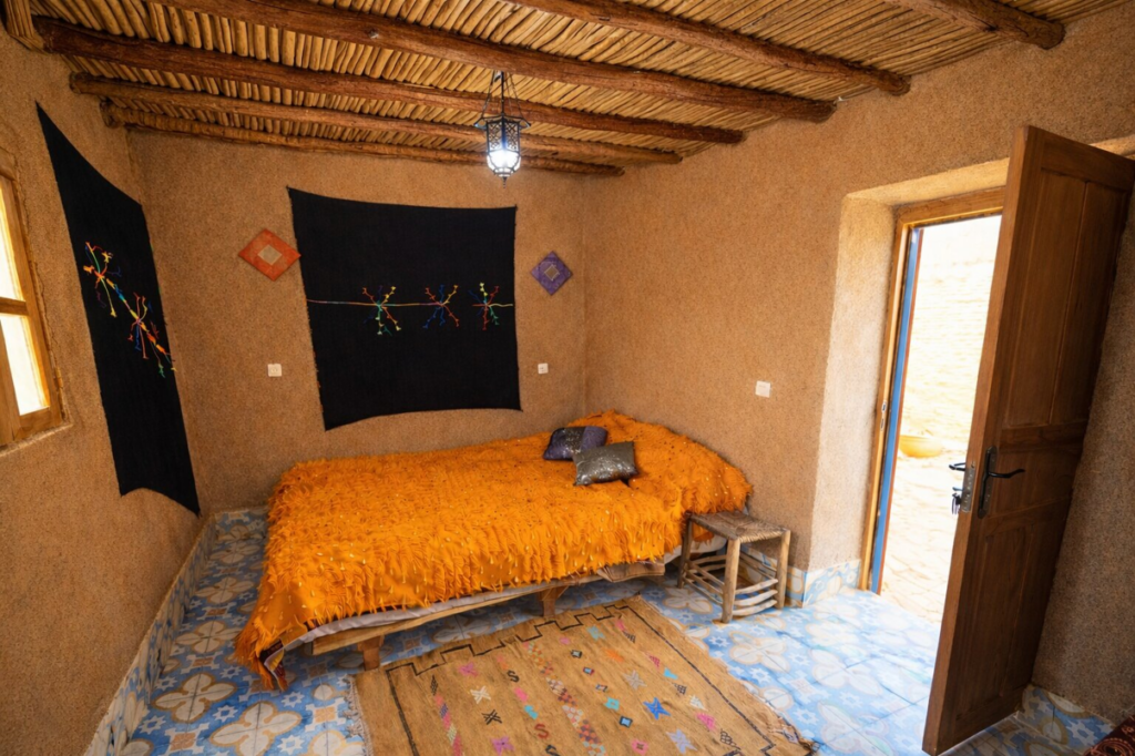 Chambre triple avec accès au patio et vue sur le village de Hassilabied