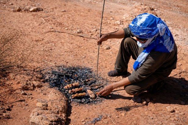 Pendant une excursion en 4x4, préparation de la cuisson des grillades pour le déjeuner dans le désert