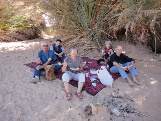 Pique-nique pendant une excursion en 4x4 dans le désert des environs de Merzouga