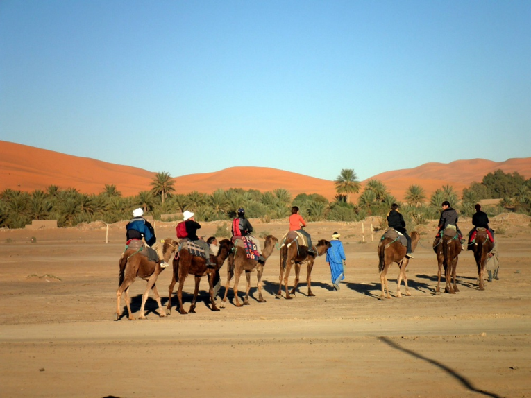 Départ d'une randonnée chamelière dans les dunes de l'erg Chebbi, depuis le village de Hassilabied