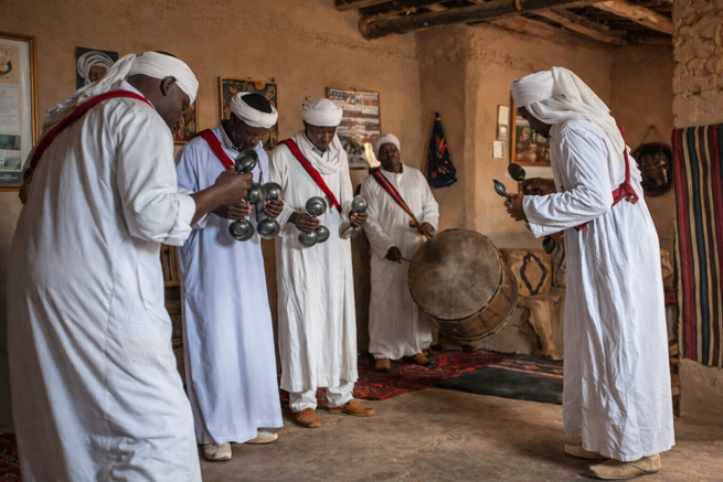 Au sud de Merzouga, le village de Khamlia (appelé aussi le village noir) est réputé pour des groupes de musiciens gnawa.