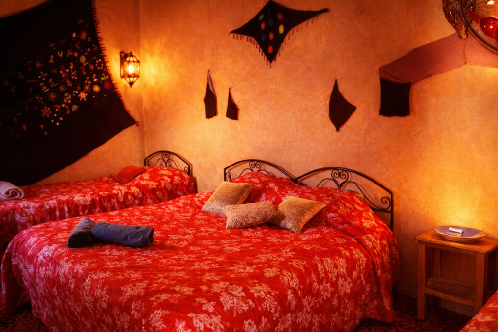 Chambre familiale pour 4 personnes dans l'auberge en pisé face aux dunes du Sahara