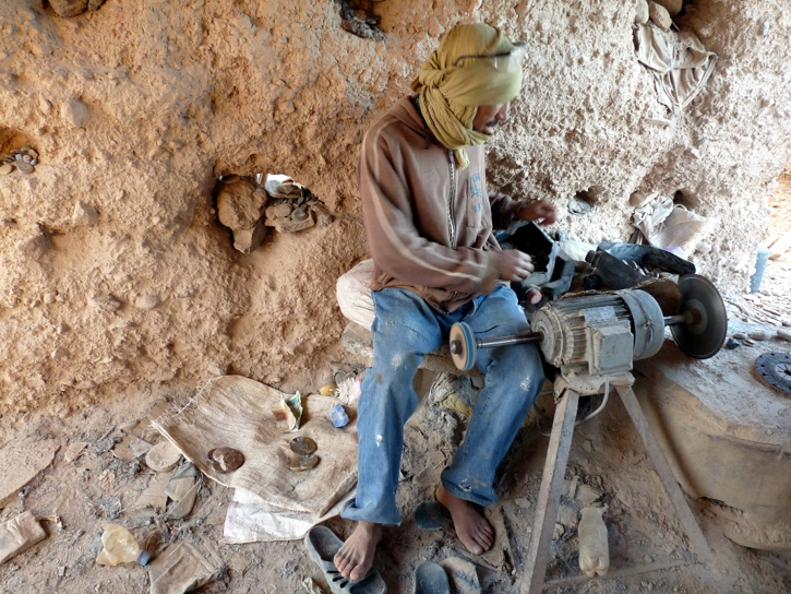 Un tailleur de pierres fossilisées, près d'Erfoud, non loin des dunes de Merzouga