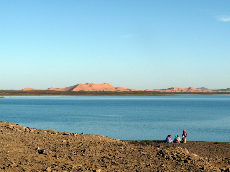 Les majestueuses dunes de Merzouga, en toile de fond du lac Dayet Srij, aux portes du sahara
