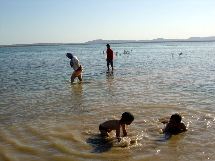 Les habitants du village de Hassilabied se baignent dans le lac Dayet Srij, face aux grandes dunes de Merzouga