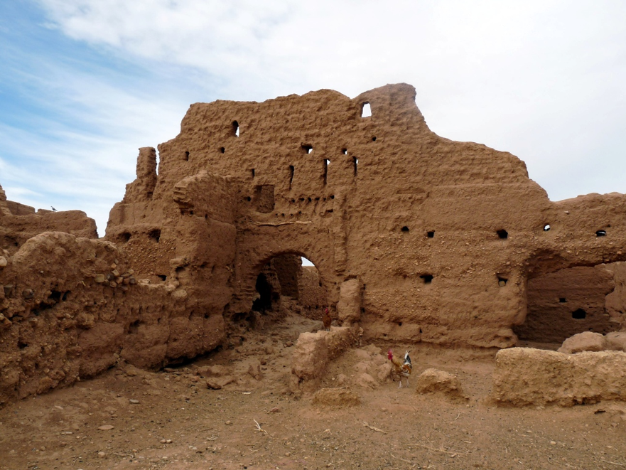 Vestiges d'une ancienne porte dans la ville abandonnée de Taouz, aux portes du désert