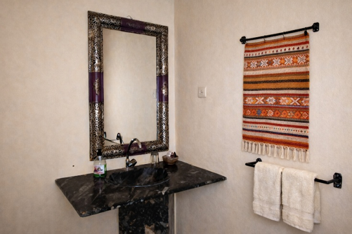 Salle de bain d'une chambre familiale chez Ali, dans l'auberge aux portes du Sahara
