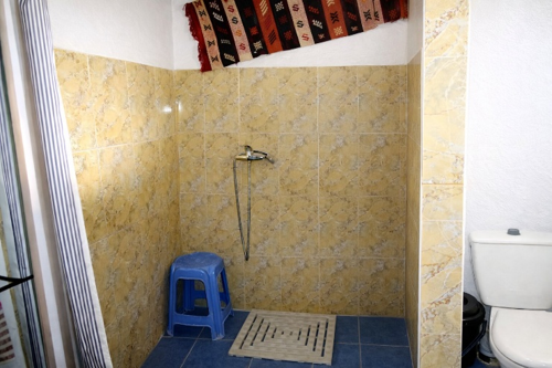 Douche d'une chambre familiale à l'auberge de la famille d'Ali, près de Merzouga